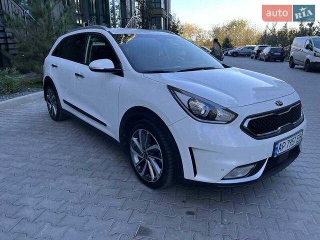 Белый Киа Niro, объемом двигателя 1.58 л и пробегом 147 тыс. км за 20000 $, фото 5 на Automoto.ua