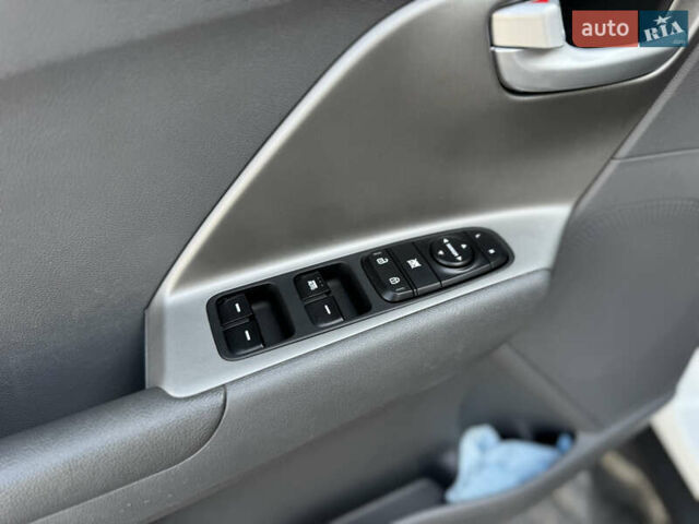 Белый Киа Niro, объемом двигателя 1.6 л и пробегом 160 тыс. км за 15400 $, фото 29 на Automoto.ua