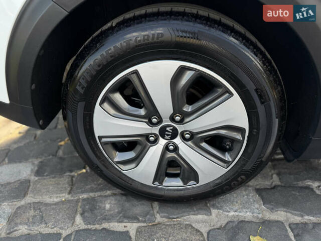 Белый Киа Niro, объемом двигателя 1.6 л и пробегом 160 тыс. км за 15400 $, фото 4 на Automoto.ua