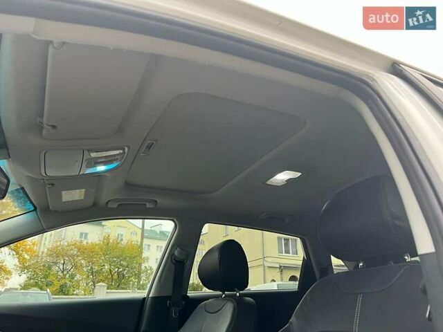 Белый Киа Niro, объемом двигателя 1.58 л и пробегом 193 тыс. км за 16300 $, фото 11 на Automoto.ua