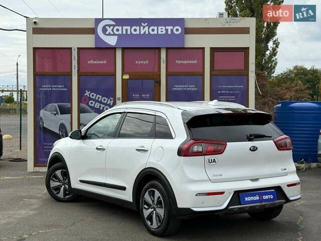 Белый Киа Niro, объемом двигателя 1.58 л и пробегом 195 тыс. км за 14990 $, фото 4 на Automoto.ua