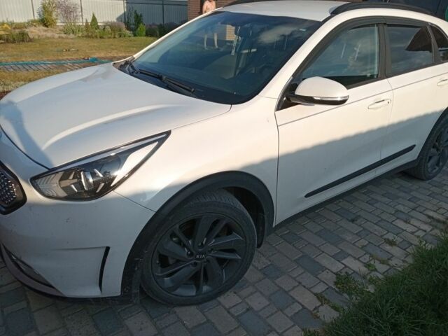 Белый Киа Niro, объемом двигателя 1.6 л и пробегом 120 тыс. км за 15900 $, фото 1 на Automoto.ua