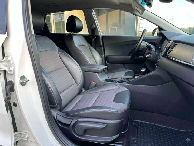 Кіа Niro 2017 у Києві на Automoto.ua Білий Кіа Niro, об'ємом двигуна 0 л та пробігом 75 тис. км за 10500 $, фото 7 на Automoto.ua
