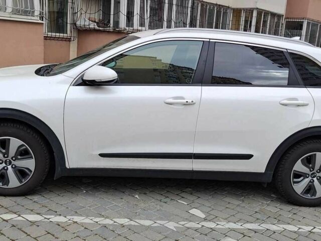 Белый Киа Niro, объемом двигателя 1.58 л и пробегом 180 тыс. км за 17200 $, фото 2 на Automoto.ua