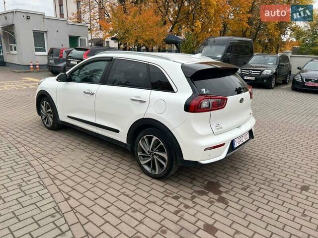 Белый Киа Niro, объемом двигателя 1.58 л и пробегом 193 тыс. км за 16300 $, фото 4 на Automoto.ua