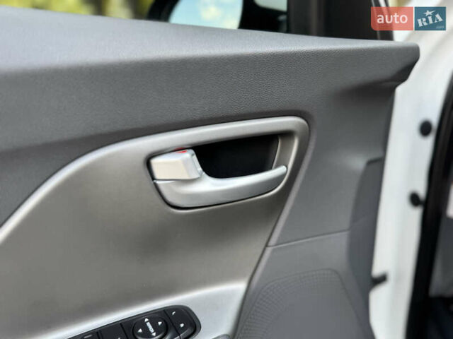 Белый Киа Niro, объемом двигателя 1.6 л и пробегом 160 тыс. км за 15400 $, фото 30 на Automoto.ua