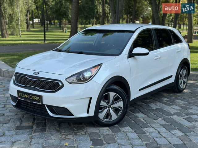Белый Киа Niro, объемом двигателя 1.6 л и пробегом 160 тыс. км за 15400 $, фото 1 на Automoto.ua