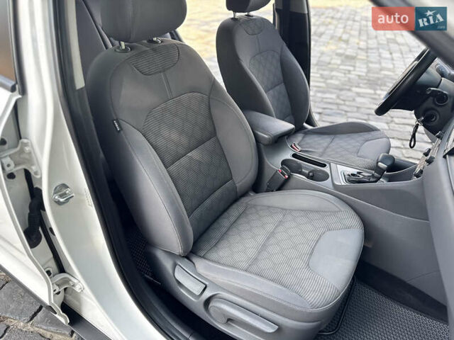 Белый Киа Niro, объемом двигателя 1.6 л и пробегом 160 тыс. км за 15400 $, фото 60 на Automoto.ua
