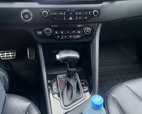 Білий Кіа Niro, об'ємом двигуна 1.58 л та пробігом 147 тис. км за 17400 $, фото 10 на Automoto.ua