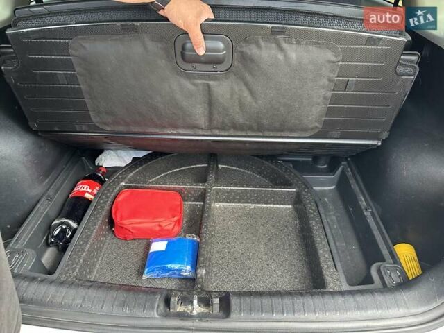 Киа Niro 2017 в Кривом Роге на Automoto.ua Белый Киа Niro, объемом двигателя 1.59 л и пробегом 170 тыс. км за 15000 $, фото 17 на Automoto.ua