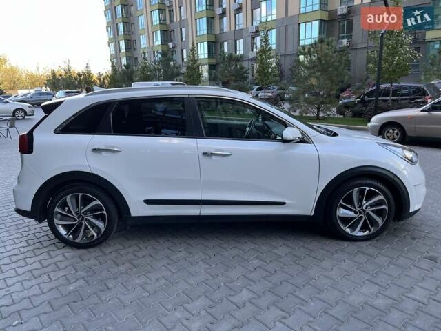 Белый Киа Niro, объемом двигателя 1.58 л и пробегом 147 тыс. км за 20000 $, фото 6 на Automoto.ua