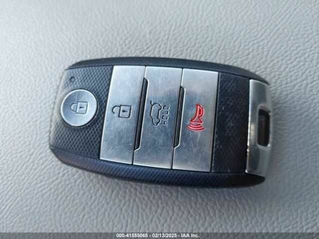 Белый Киа Niro, объемом двигателя 1.6 л и пробегом 100 тыс. км за 10000 $, фото 10 на Automoto.ua