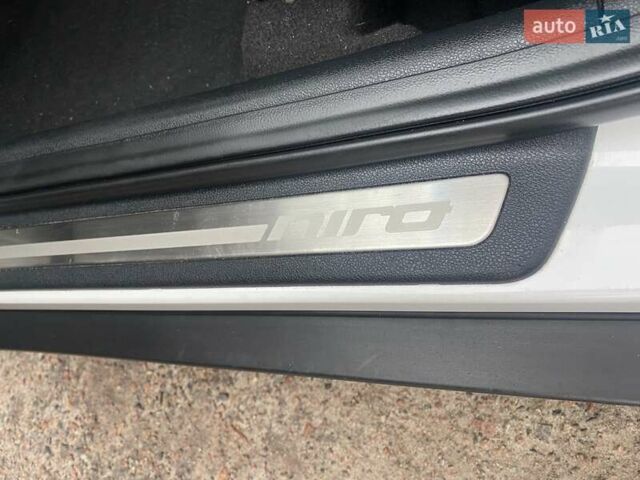 Білий Кіа Niro, об'ємом двигуна 1.58 л та пробігом 147 тис. км за 17400 $, фото 28 на Automoto.ua