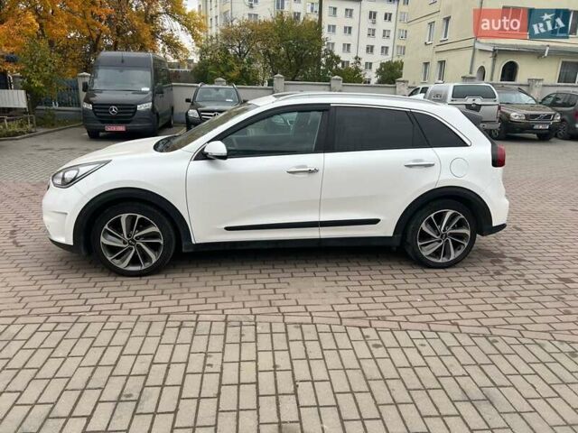 Белый Киа Niro, объемом двигателя 1.58 л и пробегом 193 тыс. км за 16300 $, фото 3 на Automoto.ua