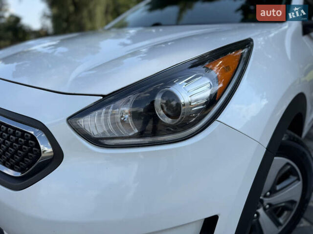 Белый Киа Niro, объемом двигателя 1.6 л и пробегом 160 тыс. км за 15400 $, фото 3 на Automoto.ua