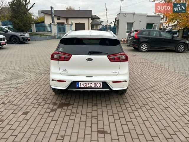 Белый Киа Niro, объемом двигателя 1.58 л и пробегом 193 тыс. км за 16300 $, фото 6 на Automoto.ua