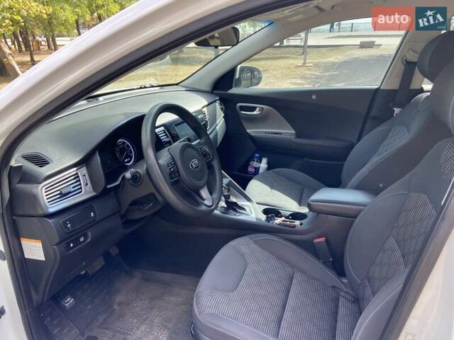 Киа Niro 2017 в Кривом Роге на Automoto.ua Белый Киа Niro, объемом двигателя 1.59 л и пробегом 170 тыс. км за 15000 $, фото 7 на Automoto.ua