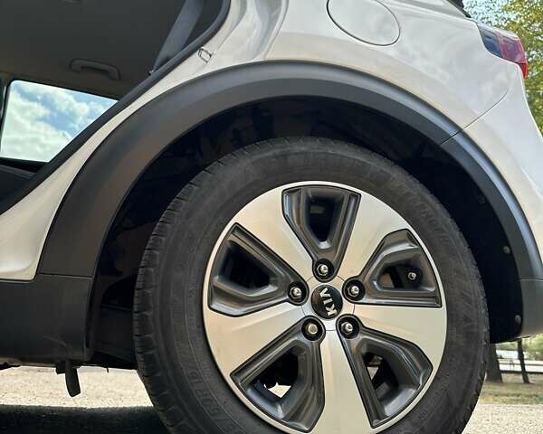 Киа Niro 2017 в Кривом Роге на Automoto.ua Белый Киа Niro, объемом двигателя 1.59 л и пробегом 170 тыс. км за 15000 $, фото 19 на Automoto.ua