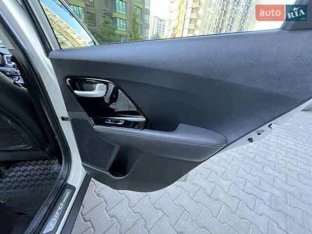 Белый Киа Niro, объемом двигателя 1.58 л и пробегом 147 тыс. км за 20000 $, фото 41 на Automoto.ua
