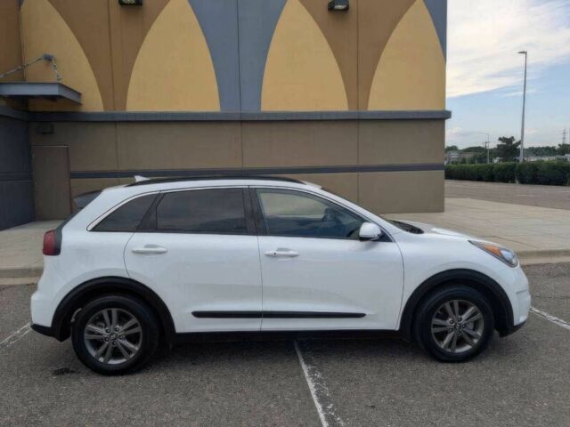 Белый Киа Niro, объемом двигателя 1.6 л и пробегом 64 тыс. км за 10300 $, фото 3 на Automoto.ua