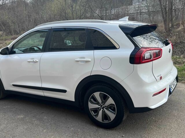 Белый Киа Niro, объемом двигателя 1.6 л и пробегом 105 тыс. км за 15300 $, фото 1 на Automoto.ua
