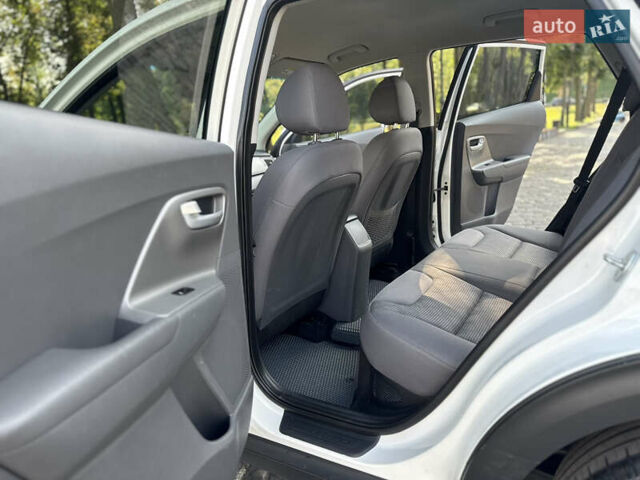 Белый Киа Niro, объемом двигателя 1.6 л и пробегом 160 тыс. км за 15400 $, фото 51 на Automoto.ua