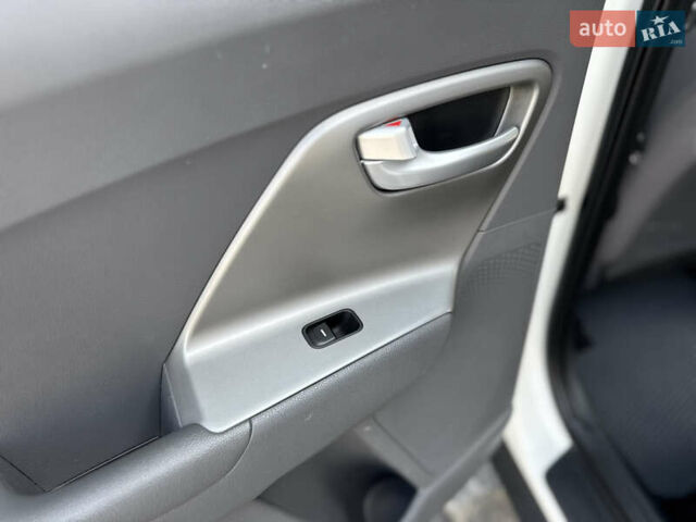 Белый Киа Niro, объемом двигателя 1.6 л и пробегом 160 тыс. км за 15400 $, фото 50 на Automoto.ua