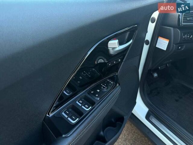 Білий Кіа Niro, об'ємом двигуна 1.58 л та пробігом 96 тис. км за 18990 $, фото 9 на Automoto.ua