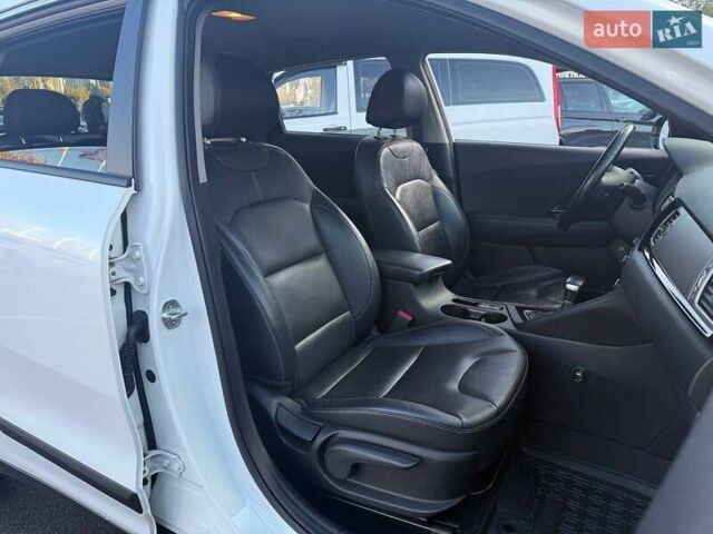 Белый Киа Niro, объемом двигателя 1.58 л и пробегом 97 тыс. км за 18990 $, фото 14 на Automoto.ua