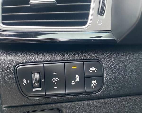 Білий Кіа Niro, об'ємом двигуна 1.58 л та пробігом 147 тис. км за 17400 $, фото 16 на Automoto.ua