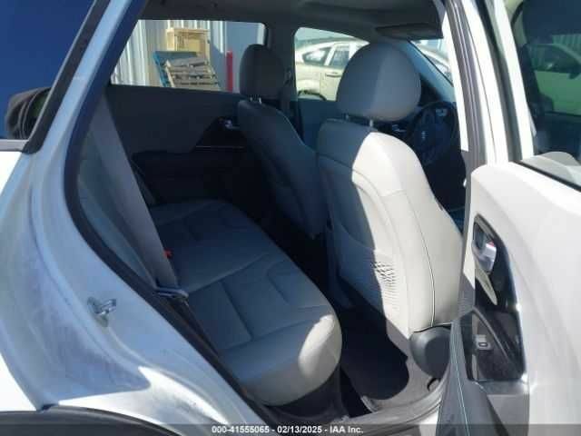 Белый Киа Niro, объемом двигателя 1.6 л и пробегом 100 тыс. км за 10000 $, фото 7 на Automoto.ua