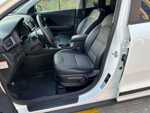 Кіа Niro 2017 у Києві на Automoto.ua Білий Кіа Niro, об'ємом двигуна 0 л та пробігом 75 тис. км за 10500 $, фото 6 на Automoto.ua