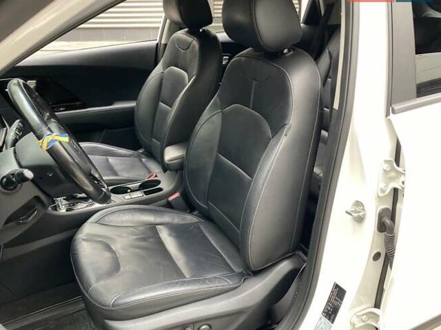 Белый Киа Niro, объемом двигателя 1.58 л и пробегом 93 тыс. км за 19990 $, фото 6 на Automoto.ua