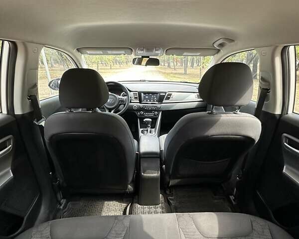 Киа Niro 2017 в Кривом Роге на Automoto.ua Белый Киа Niro, объемом двигателя 1.59 л и пробегом 170 тыс. км за 15000 $, фото 11 на Automoto.ua