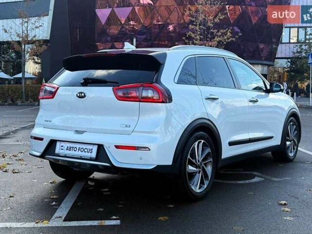 Белый Киа Niro, объемом двигателя 1.58 л и пробегом 97 тыс. км за 18990 $, фото 6 на Automoto.ua