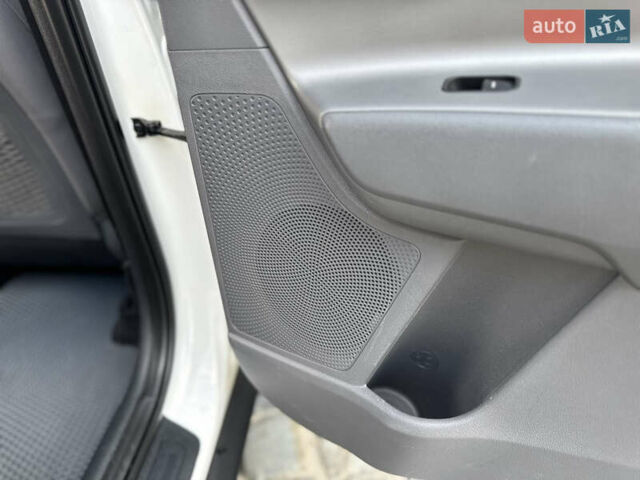 Белый Киа Niro, объемом двигателя 1.6 л и пробегом 160 тыс. км за 15400 $, фото 55 на Automoto.ua