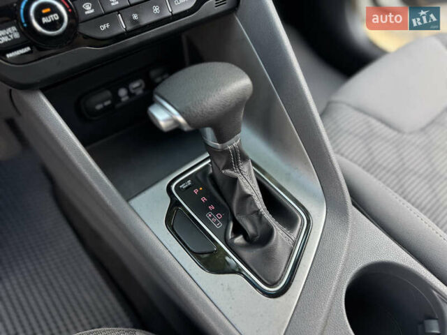 Белый Киа Niro, объемом двигателя 1.6 л и пробегом 160 тыс. км за 15400 $, фото 45 на Automoto.ua