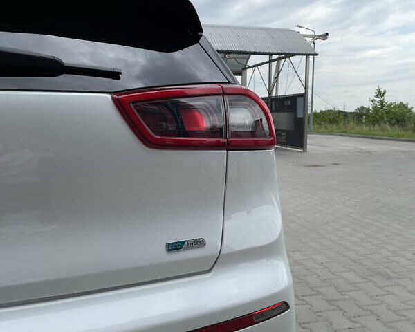 Белый Киа Niro, объемом двигателя 1.59 л и пробегом 66 тыс. км за 16500 $, фото 7 на Automoto.ua