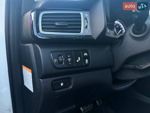 Білий Кіа Niro, об'ємом двигуна 1.58 л та пробігом 96 тис. км за 18990 $, фото 15 на Automoto.ua