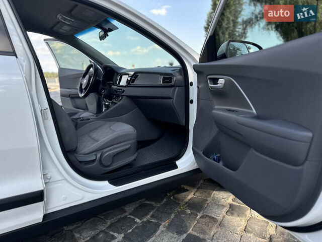 Белый Киа Niro, объемом двигателя 1.6 л и пробегом 160 тыс. км за 15400 $, фото 57 на Automoto.ua