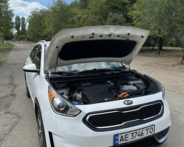 Киа Niro 2017 в Кривом Роге на Automoto.ua Белый Киа Niro, объемом двигателя 1.59 л и пробегом 170 тыс. км за 15000 $, фото 5 на Automoto.ua