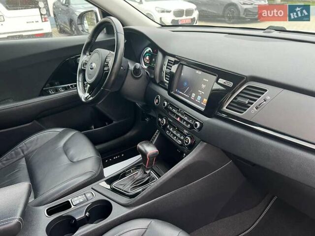 Белый Киа Niro, объемом двигателя 1.58 л и пробегом 193 тыс. км за 16300 $, фото 24 на Automoto.ua
