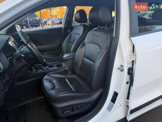 Белый Киа Niro, объемом двигателя 1.58 л и пробегом 97 тыс. км за 18990 $, фото 11 на Automoto.ua