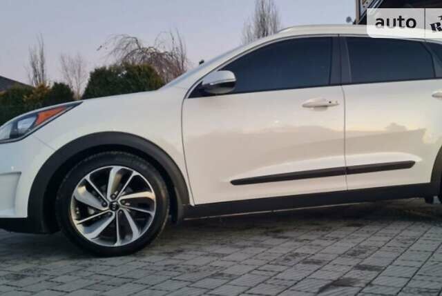 Білий Кіа Niro, об'ємом двигуна 1.6 л та пробігом 158 тис. км за 18400 $, фото 52 на Automoto.ua