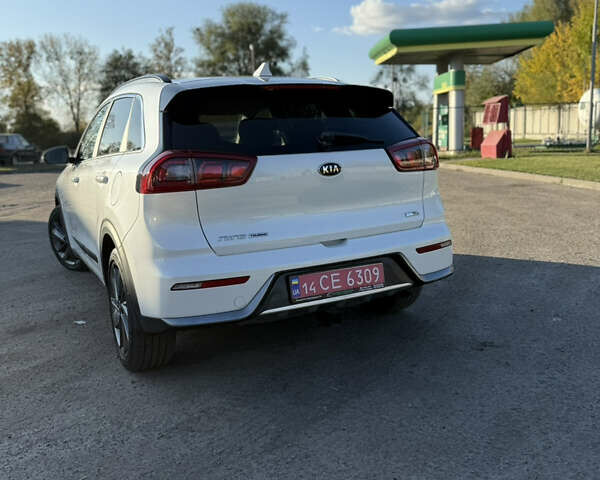 Білий Кіа Niro, об'ємом двигуна 1.58 л та пробігом 77 тис. км за 16500 $, фото 6 на Automoto.ua