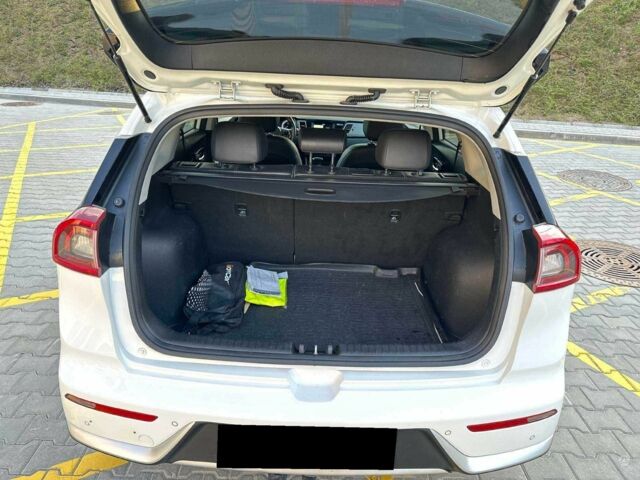 Кіа Niro 2017 у Києві на Automoto.ua Білий Кіа Niro, об'ємом двигуна 0 л та пробігом 75 тис. км за 10500 $, фото 5 на Automoto.ua