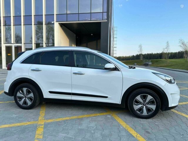 Кіа Niro 2017 у Києві на Automoto.ua Білий Кіа Niro, об'ємом двигуна 0 л та пробігом 75 тис. км за 10500 $, фото 2 на Automoto.ua
