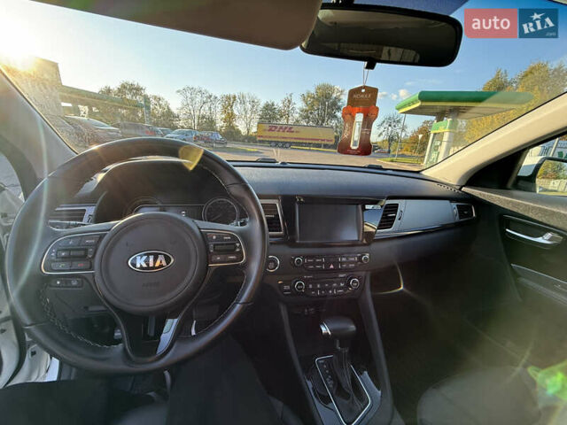 Білий Кіа Niro, об'ємом двигуна 1.58 л та пробігом 77 тис. км за 16500 $, фото 7 на Automoto.ua