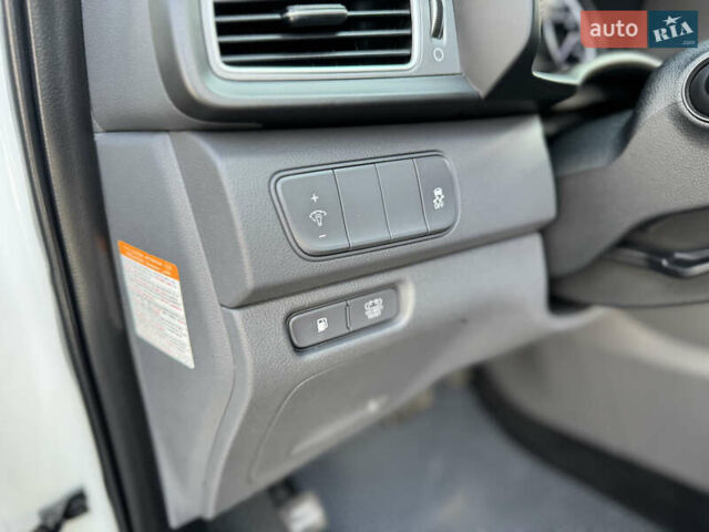 Белый Киа Niro, объемом двигателя 1.6 л и пробегом 160 тыс. км за 15400 $, фото 34 на Automoto.ua