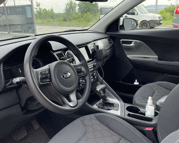 Белый Киа Niro, объемом двигателя 1.59 л и пробегом 66 тыс. км за 16500 $, фото 10 на Automoto.ua